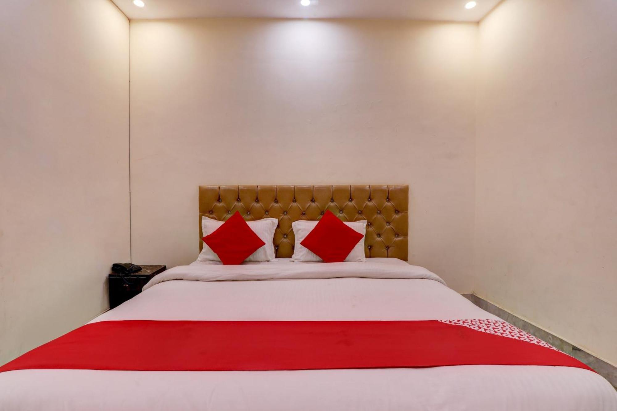 Hotel O Moon Palace Near Sahara Ganj Mall Лакнау Екстериор снимка